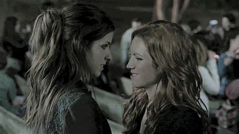 beca and chloe kiss